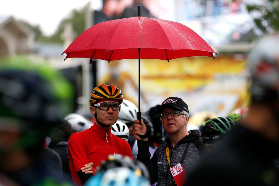 Tejay Van Garderen prima del via sotto l&#39;ombrello. Getty